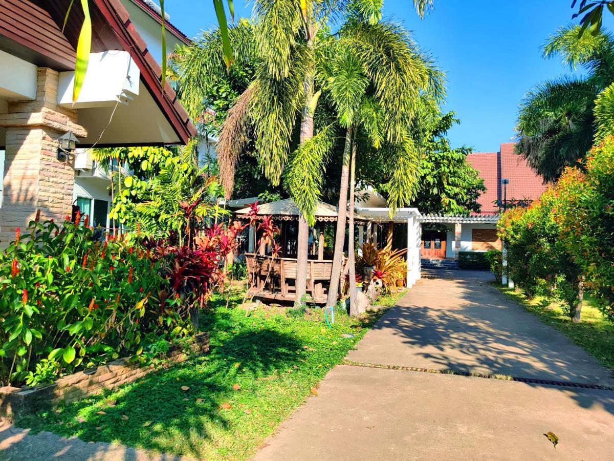 Thong Paeka Hotel Prasat Exterior photo