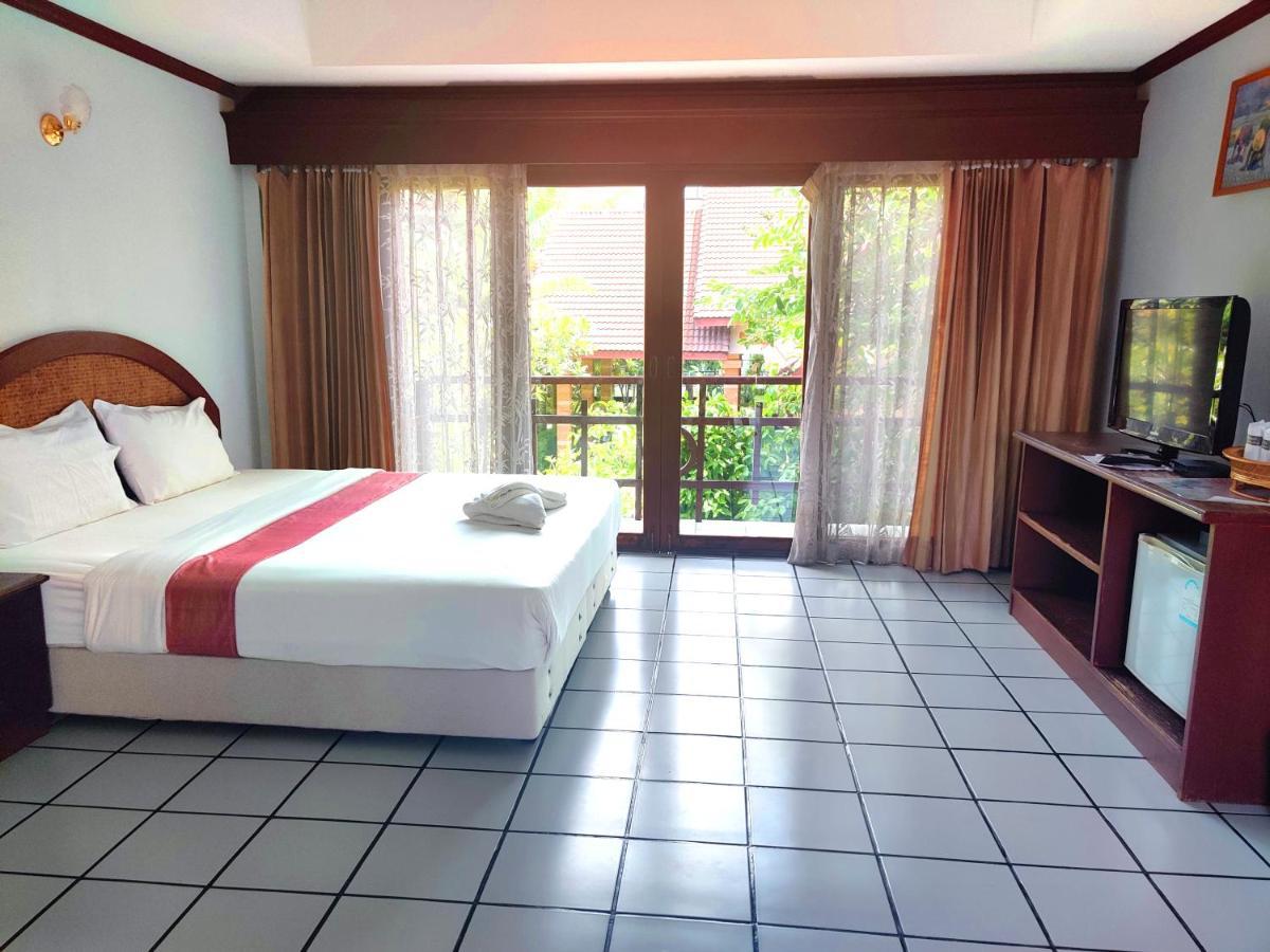 Thong Paeka Hotel Prasat Exterior photo