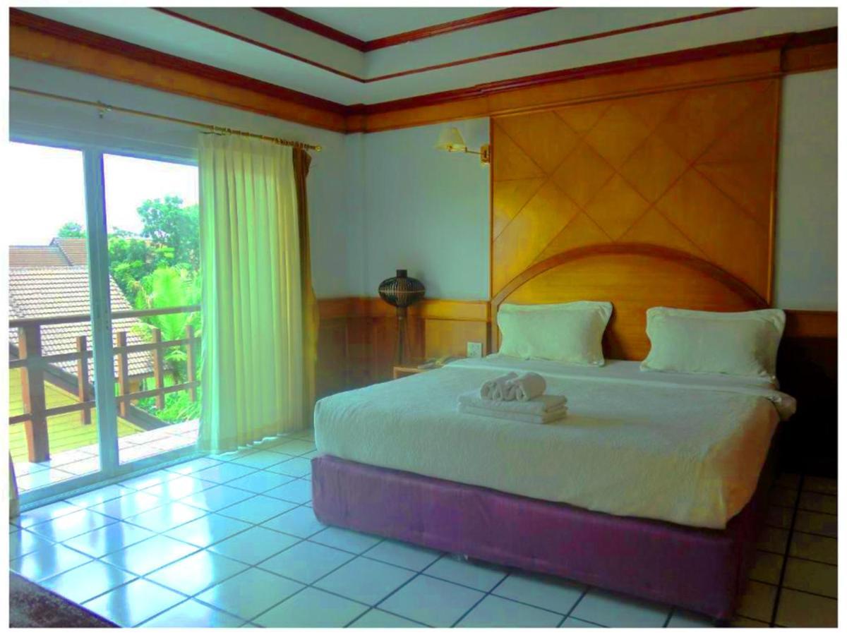 Thong Paeka Hotel Prasat Exterior photo