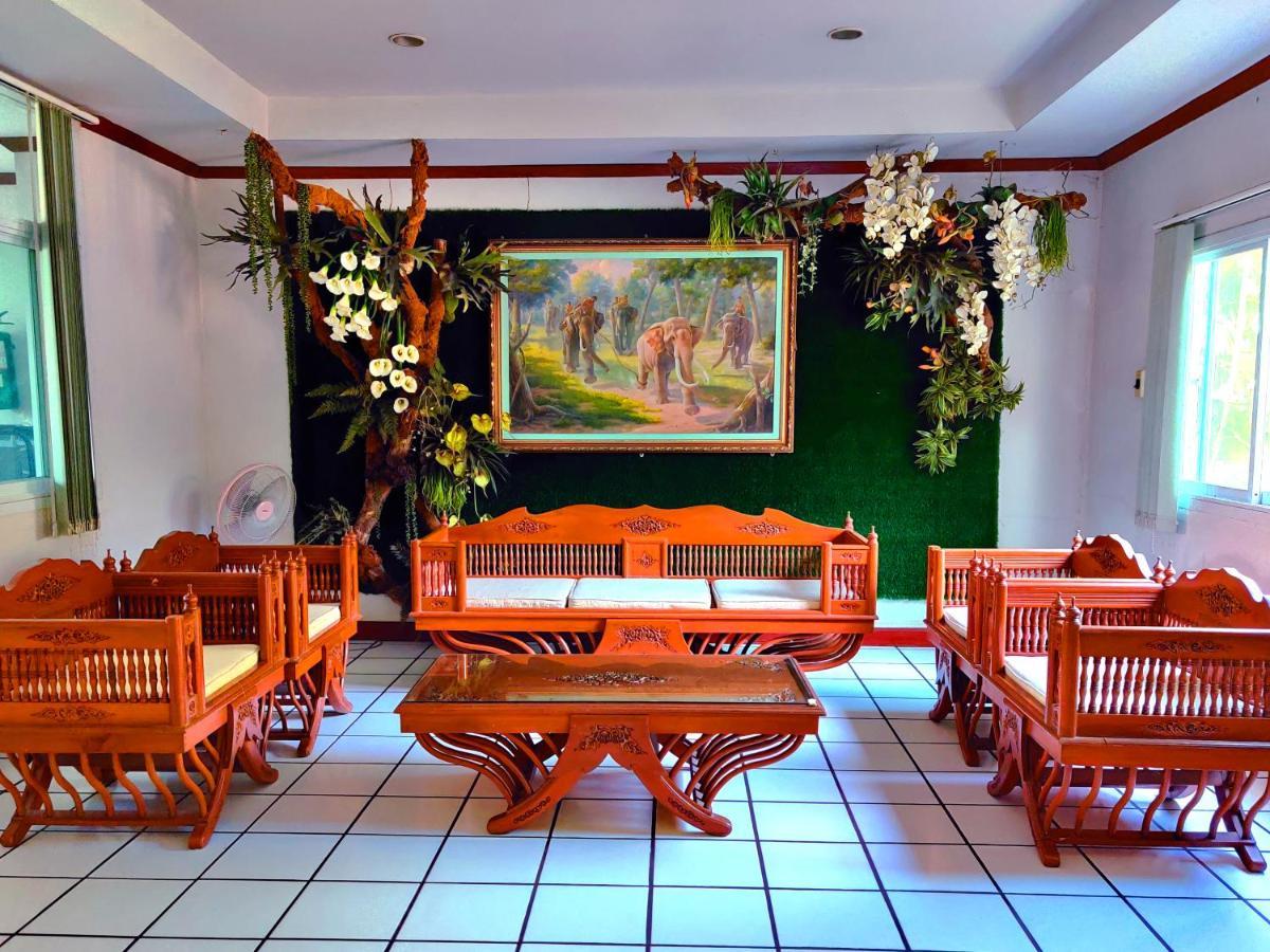 Thong Paeka Hotel Prasat Exterior photo