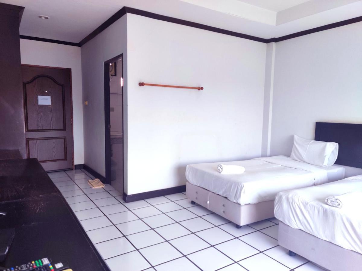 Thong Paeka Hotel Prasat Exterior photo