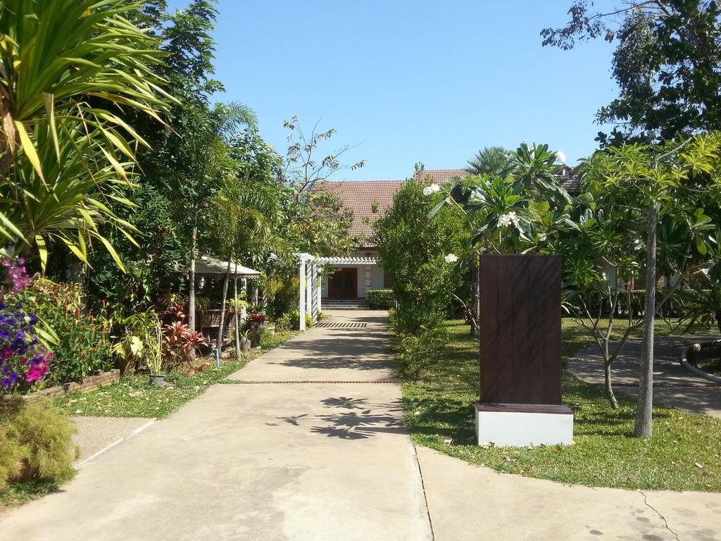 Thong Paeka Hotel Prasat Exterior photo