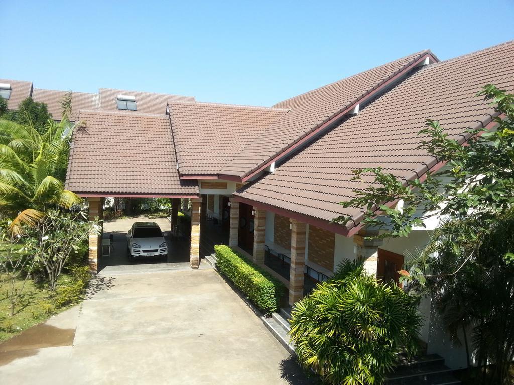 Thong Paeka Hotel Prasat Exterior photo