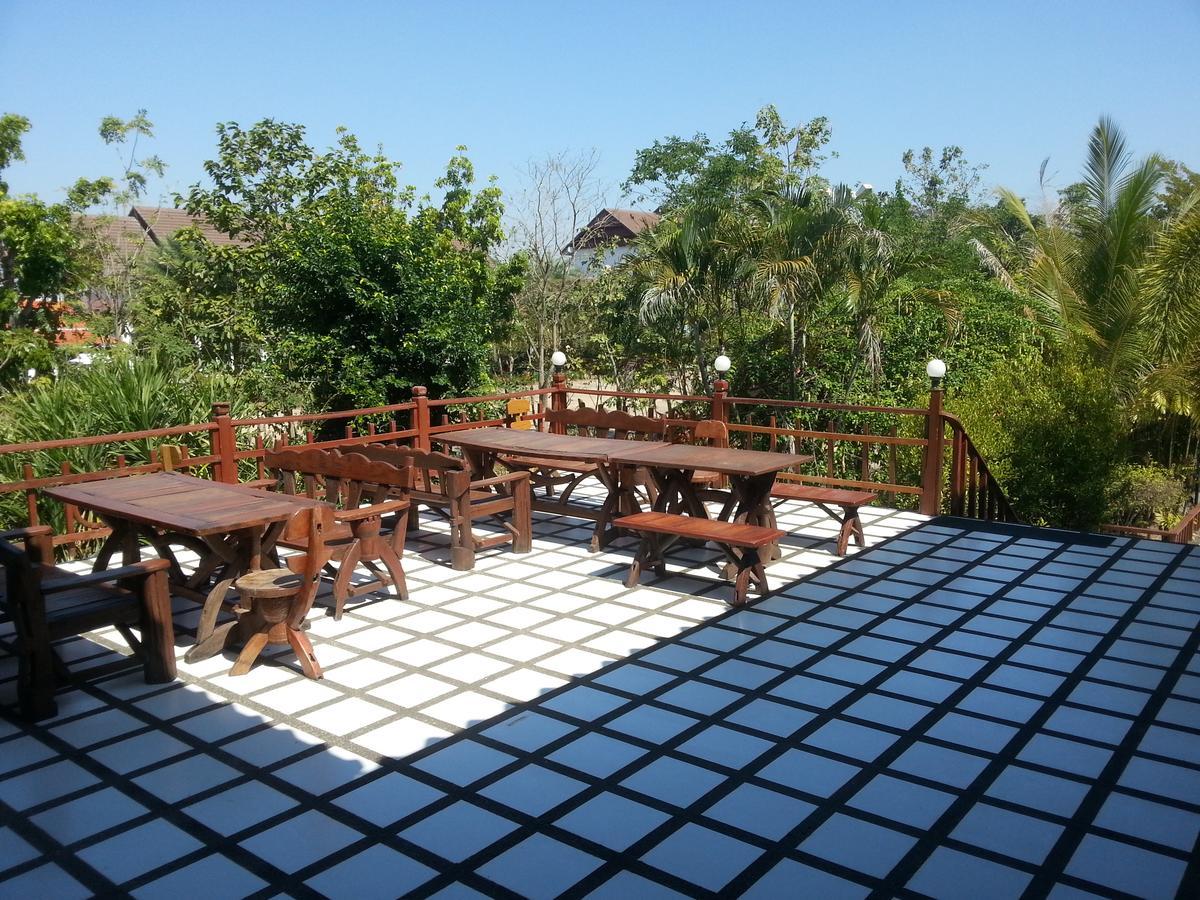 Thong Paeka Hotel Prasat Exterior photo
