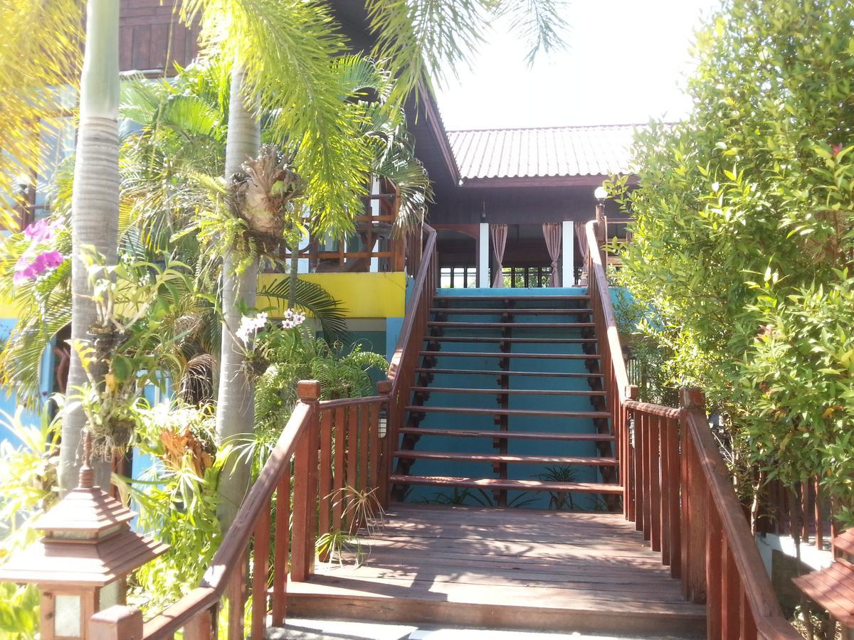 Thong Paeka Hotel Prasat Exterior photo