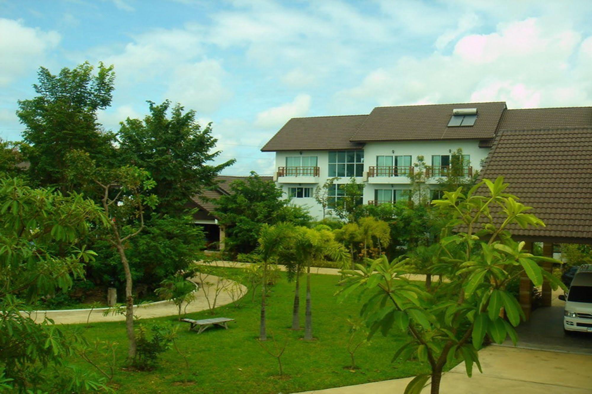 Thong Paeka Hotel Prasat Exterior photo